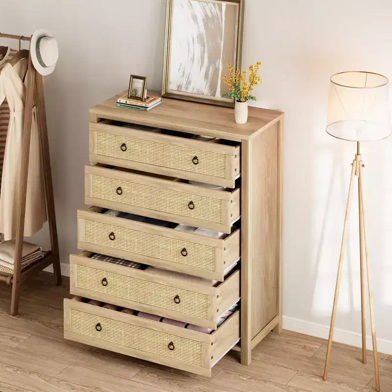 Cassettiera in Rattan per Camera da Letto con 5 Cassetti, Comò Alto 45'' con Grandi Cassetti e Ampio Armadietto per Vestiti, Cassettiera in Legno per Camera da Letto, Porta TV