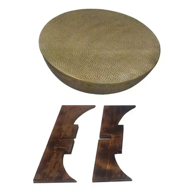 Tavolino da Salotto, Piano Rotondo in Metallo Martellato, Base in Legno di Mango, Ottone Antico