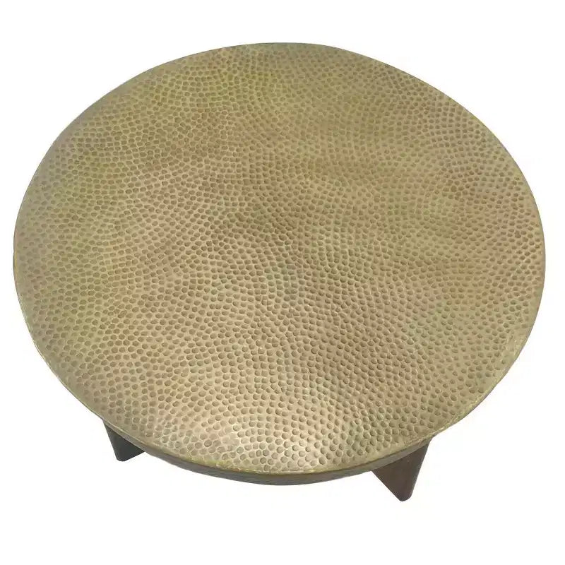 Tavolino da Salotto, Piano Rotondo in Metallo Martellato, Base in Legno di Mango, Ottone Antico